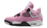 Jordan 4 Retro Orchid cipő rózsaszín velúr felsőrésszel és szürke, fekete, fehér díszítéssel.
