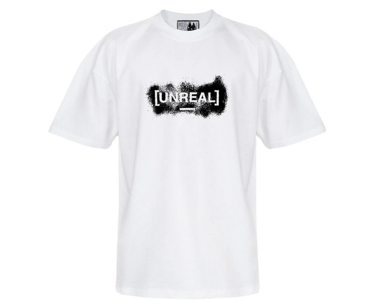 Fehér UNREAL póló fekete sprayfesték hatású felirattal.