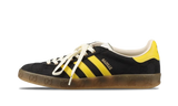 adidas x Gucci Gazelle fekete GG monogramos sneaker sárga csíkokkal.