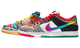 SB Dunk Low What The Paul cipő, amely különböző mintákat és színeket ötvöz.