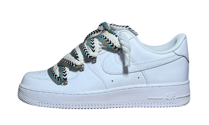 Nike Air Force 1 cipő barna, bézs és kék színű kötélfűzővel.
