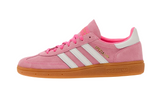 Adidas Handball Spezial cipő rózsaszín velúrral, fehér csíkokkal és gumitalppal.