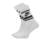 Három pár fehér Nike zokni fekete csíkokkal és logóval.