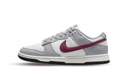 Nike Dunk Low Pale Ivory Redwood cipő fehér, szürke és bordó színben.