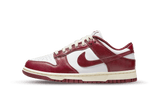 Nike Dunk Low PRM Team Red cipő fehér és bordó színben.