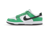 Nike Dunk Low 'Celtic' cipő fehér és zöld színben fekete Swoosh logóval.