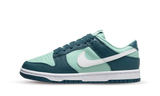 Nike Dunk Low 'Geode Teal' cipő világoskék és sötétkék színben.
