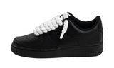 Fekete Nike Air Force 1 Low 07 cipő fehér kötélfűzővel.