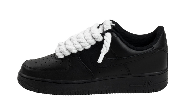 Fekete Nike Air Force 1 Low 07 cipő fehér kötélfűzővel.