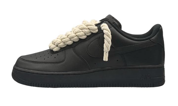 Nike Air Force 1 fekete bőr cipő bézs színű, vastag kötélfűzővel.