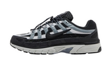 Nike P-6000 Premium 'Anthracite Smoke Grey' cipő fekete hálóval és szürke rátétekkel.