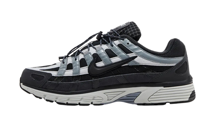 Nike P-6000 Premium 'Anthracite Smoke Grey' cipő fekete hálóval és szürke rátétekkel.