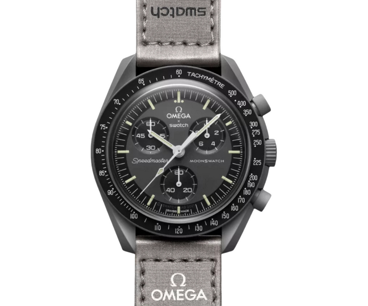 Swatch x Omega Moonswatch Mission to Mercury óra szürke számlappal és tépőzáras szíjjal.