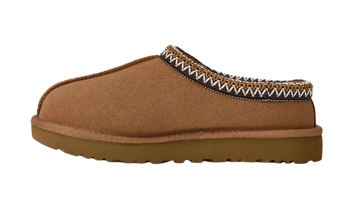 UGG Tasman II papucs gesztenyebarna színben, UGGbraid díszítéssel.