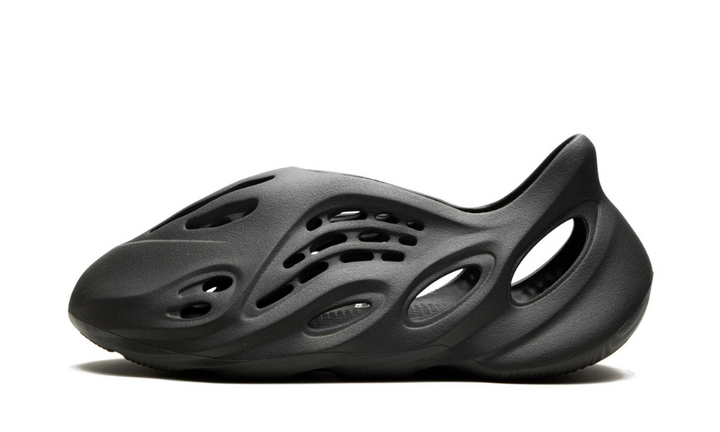 Fekete Yeezy Foam Runner sziluett fehér háttérrel.