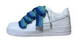 Fehér Nike Air Force 1 cipő kék és zöld mintás kötélfűzővel.
