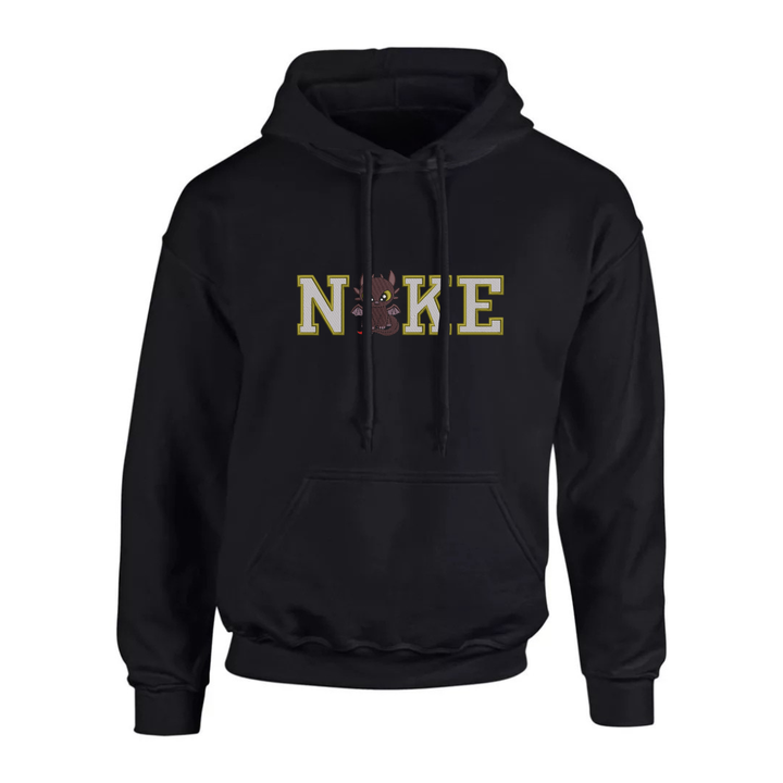 Fekete pulóver sárga "NKE" felirattal és egy sárkány grafikával.