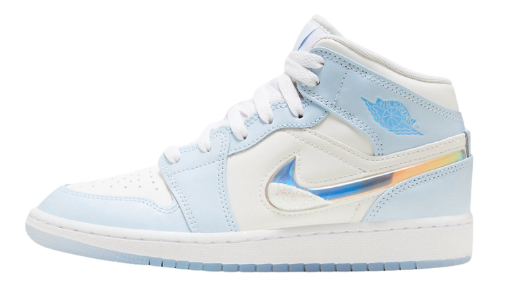 Air Jordan 1 Mid SE Glitter Swoosh cipő világoskék és fehér színben, csillogó swoosh logóval.