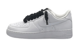 Fehér Nike Air Force 1 cipő fekete kötélfűzővel.