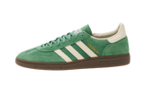 Adidas Handball Spezial Preloved Green cipő, zöld velúr felsőrésszel és krémszínű csíkokkal.