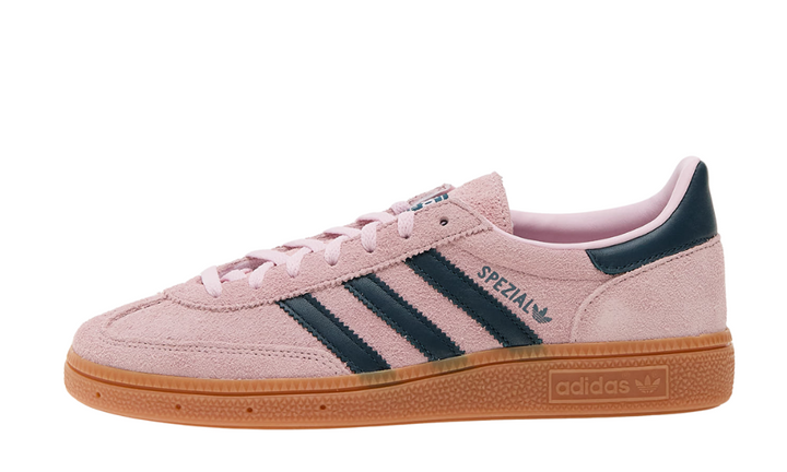 Adidas Handball Spezial Clear Pink Arctic Night cipő rózsaszín velúr felsőrésszel és sötétkék csíkokkal.