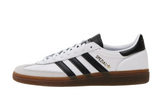 Adidas Handball Spezial cipő fehér, fekete csíkokkal és gumitalppal.