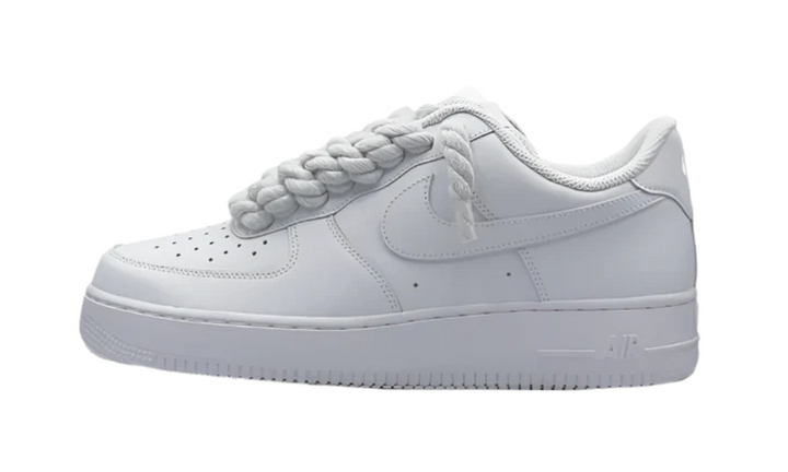 Fehér Nike Air Force 1 cipő vastag kötélfűzővel.