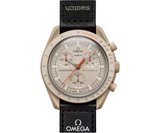 Swatch x Omega Bioceramic Moonswatch Mission to Jupiter óra bézs számlappal és fekete szíjjal.