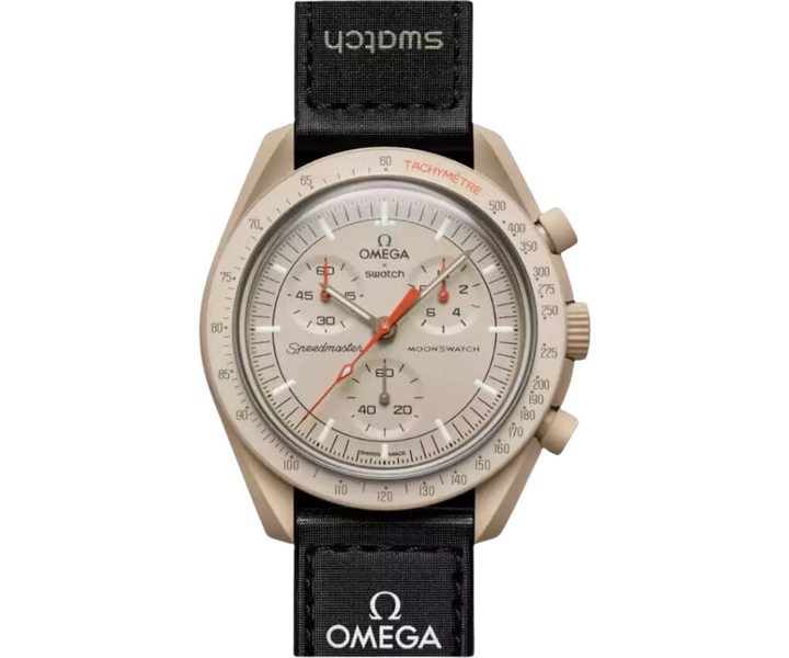 Swatch x Omega Bioceramic Moonswatch Mission to Jupiter óra bézs számlappal és fekete szíjjal.