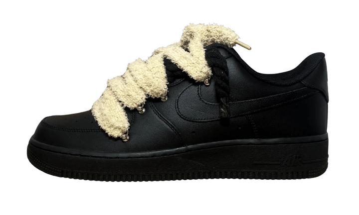 Fekete Nike Air Force 1 cipő bézs színű, bolyhos fűzővel.