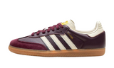 Adidas Samba OG cipő maroon színben, arany részletekkel és gumitalppal.