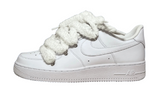 Fehér Nike Air Force 1 cipő bolyhos fehér fűzővel.