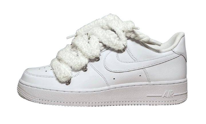 Fehér Nike Air Force 1 cipő bolyhos fehér fűzővel.