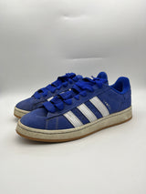 Használt kék Adidas Campus cipő fehér csíkokkal és gumitalppal.