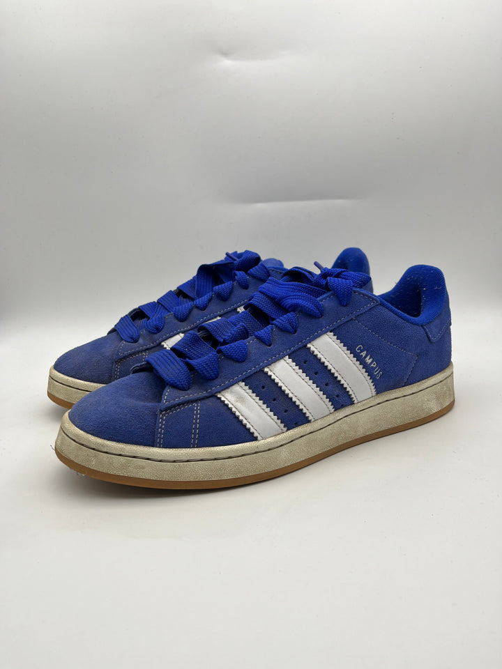Használt kék Adidas Campus cipő fehér csíkokkal és gumitalppal.