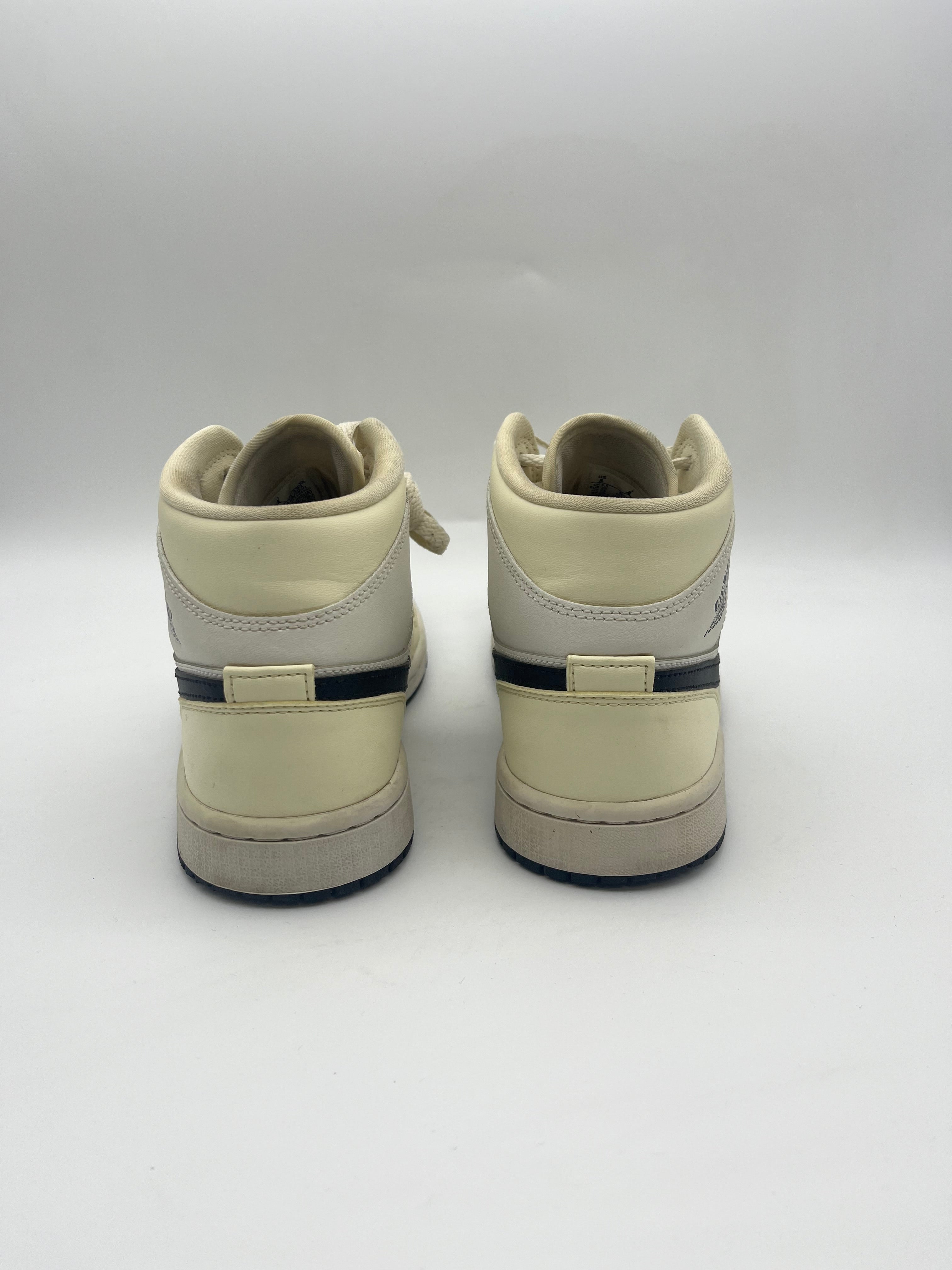 Használt - Jordan 1 Mid Coconut Milk (39)