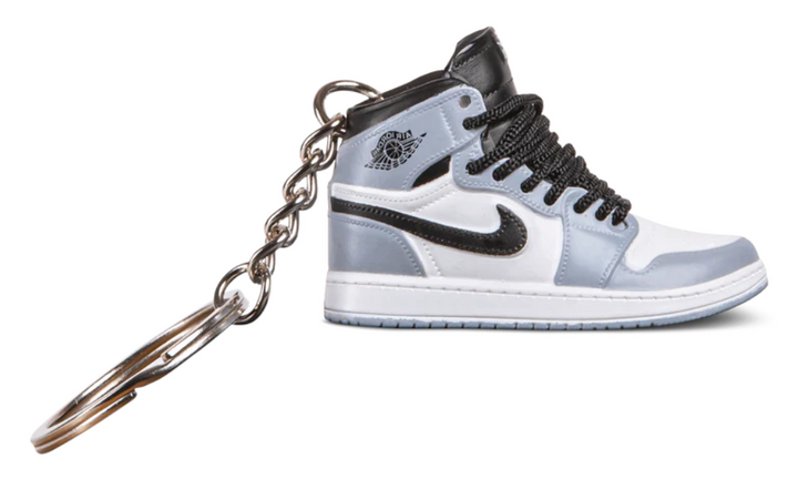 Kulcstartó Jordan 1 Smoke Grey cipő formájában fekete fűzőkkel.