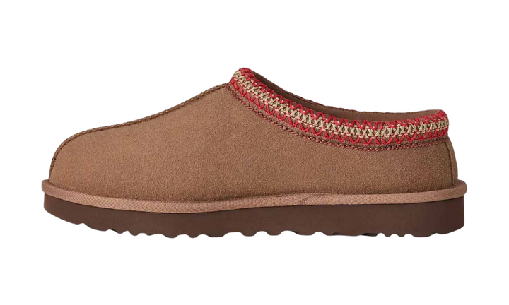 UGG Tasman II papucs Rocky Oak színben, piros és arany díszítéssel.