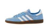 Adidas Handball Spezial kék velúr cipő fehér csíkokkal és gumitalppal.