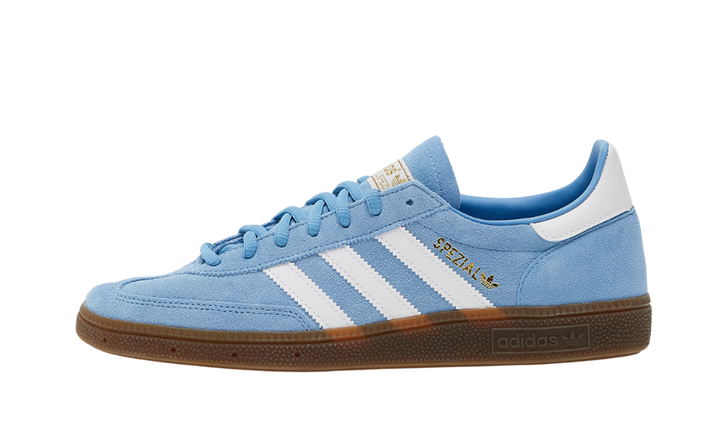 Adidas Handball Spezial kék velúr cipő fehér csíkokkal és gumitalppal.