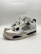 Használt Jordan 4 Military Black cipő fehér, fekete és szürke színben.