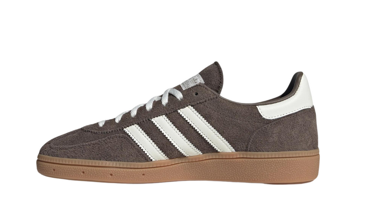 Adidas Handball Spezial Earth Strata cipő barna nubuk felsőrésszel és gumitalppal.