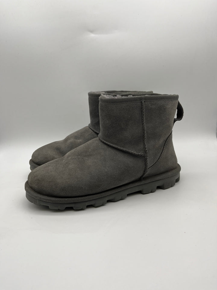 Használt szürke Ugg csizma 40-es méretben.