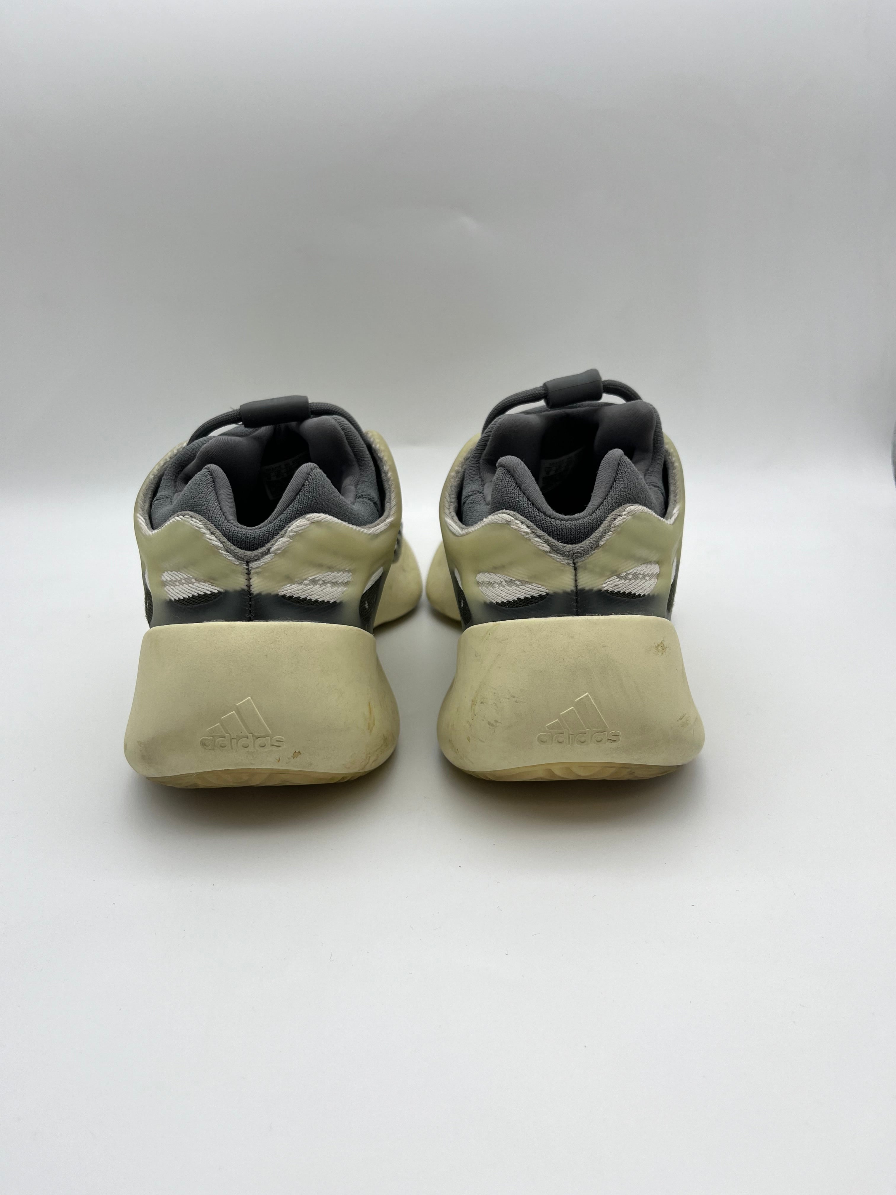 Használt - Yeezy 700 V3 Salt Fade (42 2/3)