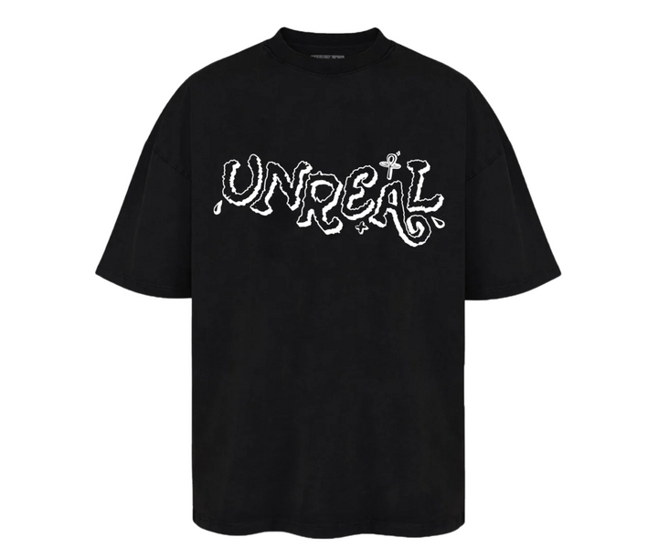 Fekete UNREAL feliratú póló.