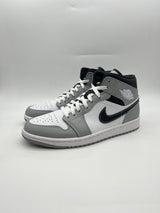 Újszerű Jordan 1 Mid Anthracite cipő fehér, szürke és fekete színben.