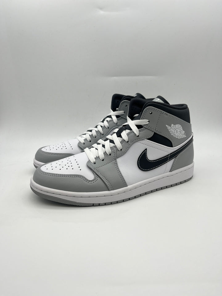 Újszerű Jordan 1 Mid Anthracite cipő fehér, szürke és fekete színben.