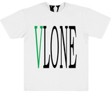 Fehér Vlone póló zöld és fekete felirattal.