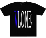 Fekete Vlone póló kék és fehér "VLONE" felirattal.