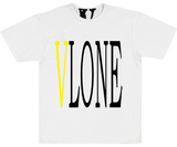 Fehér Vlone póló sárga és fekete "VLONE" felirattal.